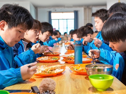留坝学生用餐